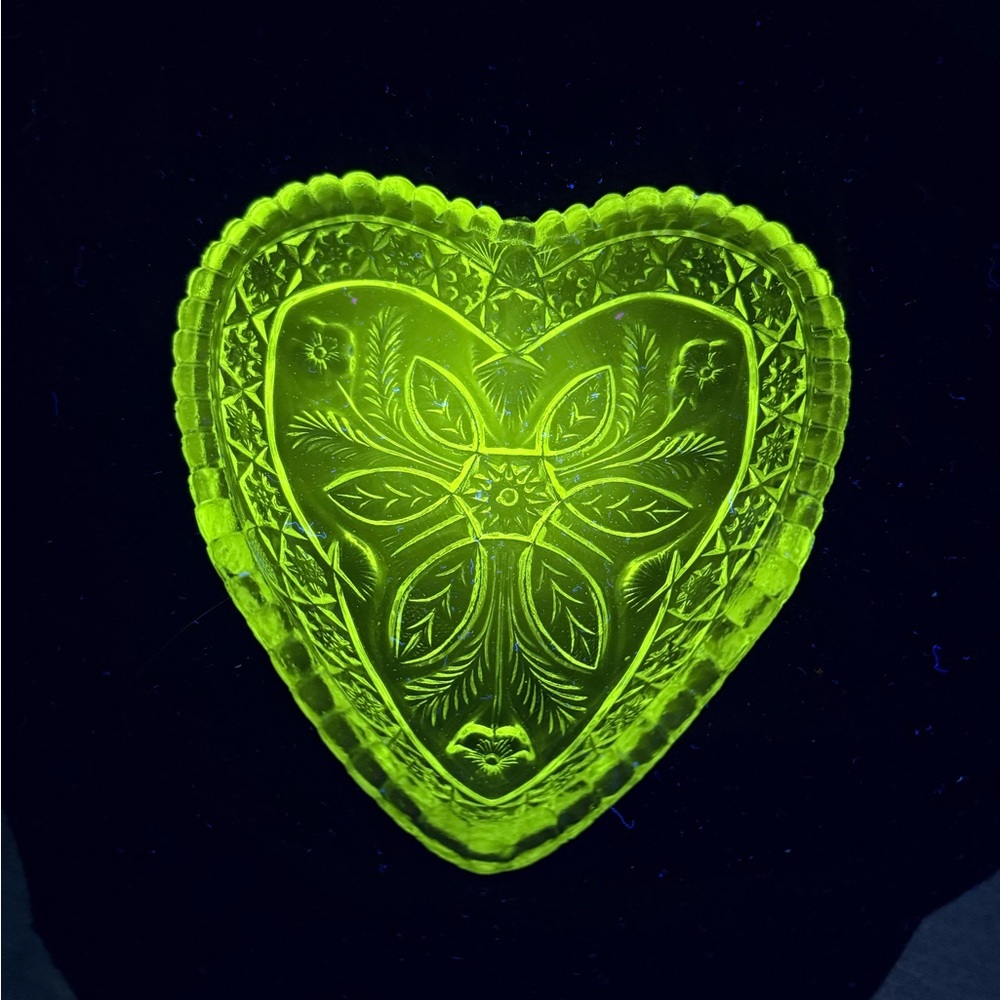 Vintage 1908 Gaelic By Indiana Clear Glass Heart Trinket Dish UV Reactive